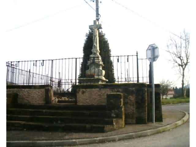 Le calvaire, rue de la Gare
